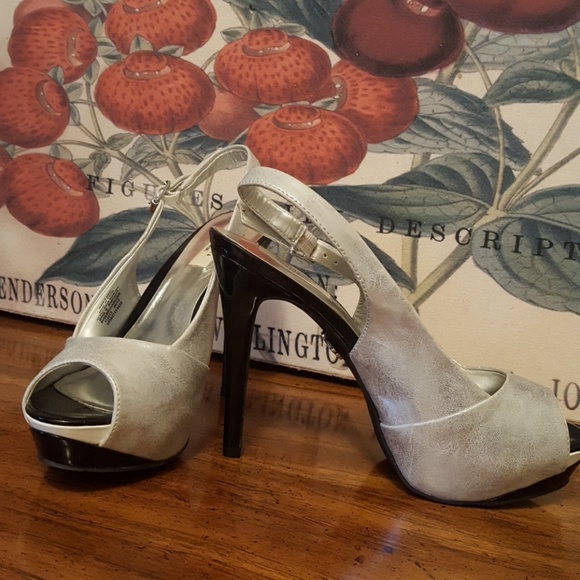 NWOT Vera Wang heels - Picture 2 of 3